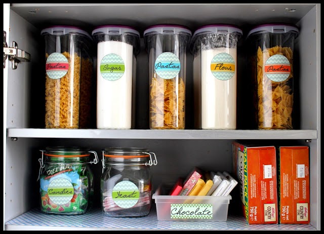 http://matthewandiris.blogspot.fr/2013/03/organizing-food-storage-cabinet-go.html