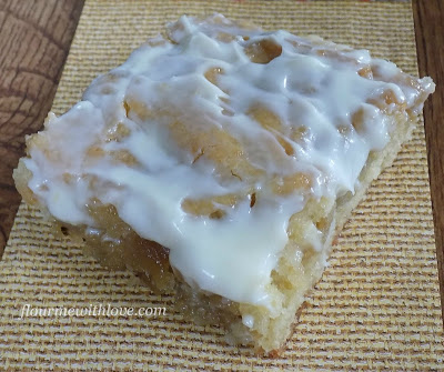https://www.flourmewithlove.com/2015/04/cinnamon-roll-cake-with-cream-cheese.html