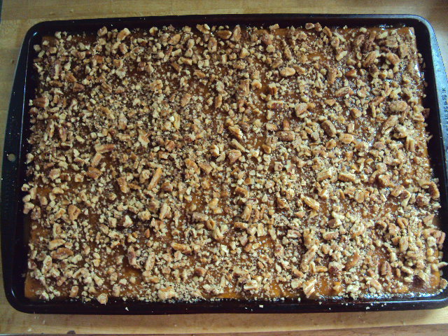English Toffee Pecan Bars: delicious toffee drizzled over graham crackers then coated with pecans!